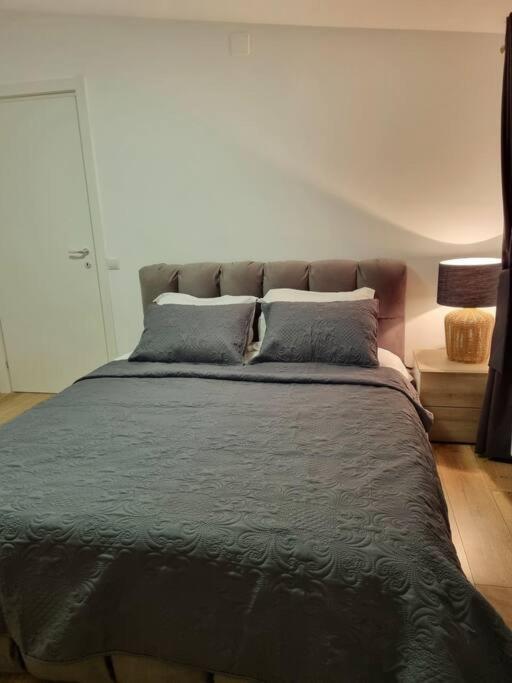 Cozy Apartment Near City Center Бухарест Экстерьер фото