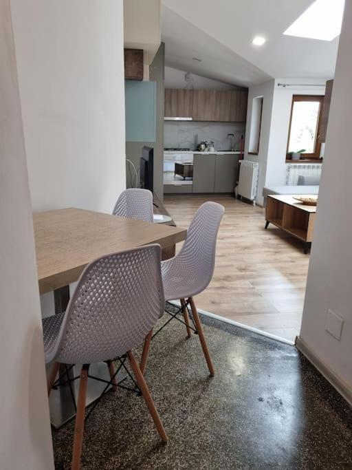 Cozy Apartment Near City Center Бухарест Экстерьер фото